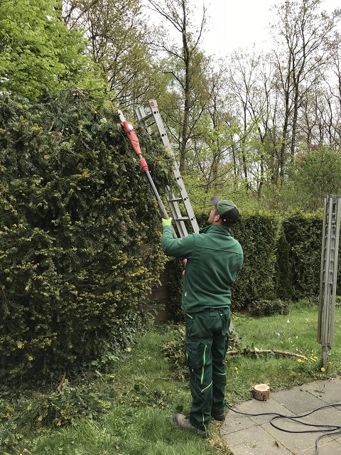 Ob Hecke schneiden, Mäharbeiten oder Problembaumfällung - kontaktieren Sie Hebbecker Garten- und Landschaftsbau für Ihre Garten-Arbeit in Lennestadt und Umgebung!